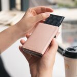 BILLETERA VULKIT CON PORTAMONEDAS Side - Pop Up Edición Alpha Človek (Rose Gold) - Imagen 7